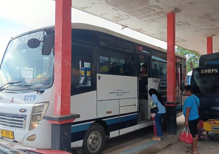 KENAIKAN HARGA TIKET: Masyarakat yang akan mengguna-kan jasa damri. Jelang mudik Lebaran, tiket damri pun akan mengalami kenaikan.