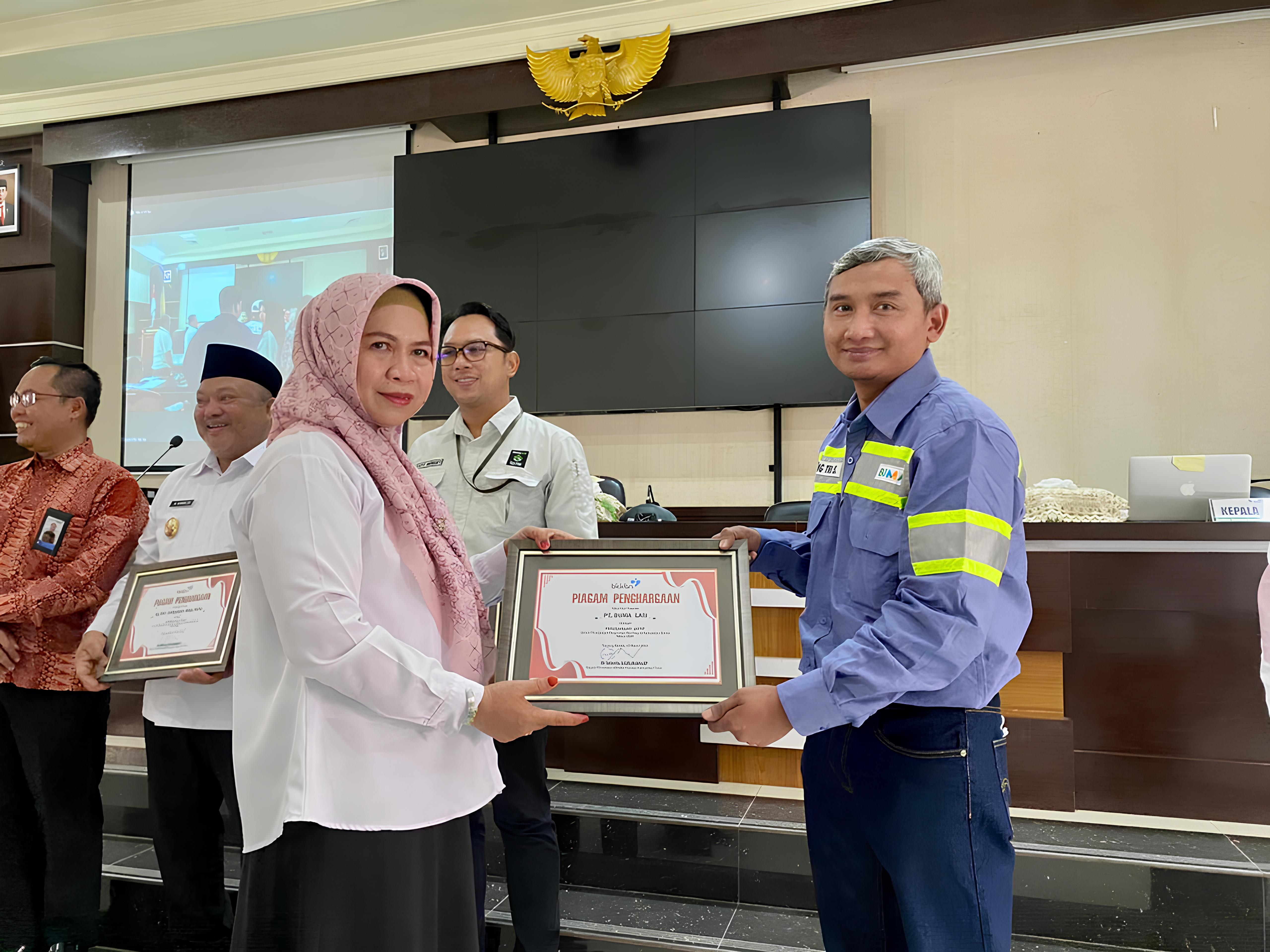 BUMA Lati mendapatkan piagam penghargaan atas kontibusi aktif dalam intervensi pencegahan stunting di Kabupaten Berau yang selaras dengan pilar Kesehatan.  (DAYAT/BP)
