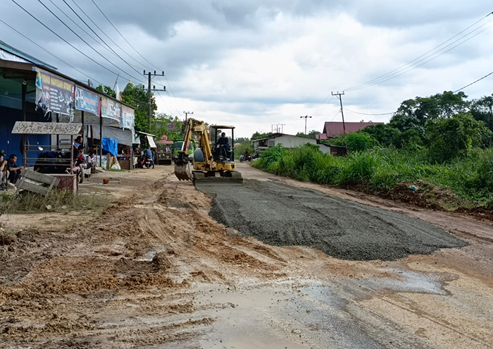 DITINGKATKAN: Jalan Teluk Semangka, Sambaliung mendapat penanganan perbaikan jalan dan pembangunan drainase untuk memperkokoh beban daya jalan.