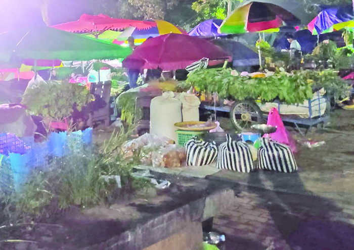 PENERTIBAN: Jam operasional Pasar Subuh akan ditertibkan, untuk memberi peluang pembeli turut berbelanja ke lapak pedagang di Pasar Basah.