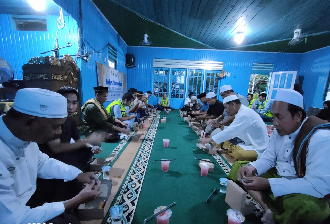 Manajemen Pamapersada Nusantara, bersama dengan unsur Muspika Kecamatan Sambaliung, berbuka puasa dengan warga dari Kampung Tanjung Perangat.
