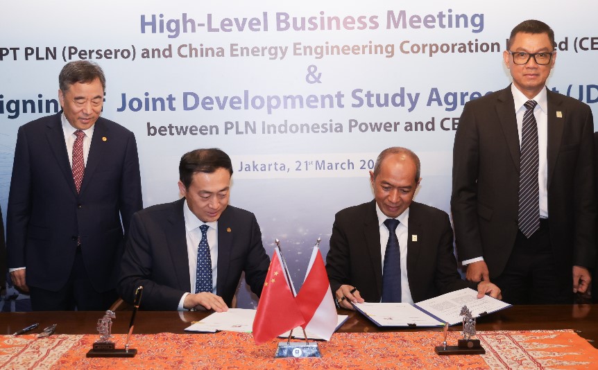 penandatanganan Perjanjian Studi Pengembangan Bersama (Joint Development Study Agreement/JDSA) dilakukan oleh Direktur Utama PLN Indonesia Power, Edwin Nugraha (kedua dari kanan).