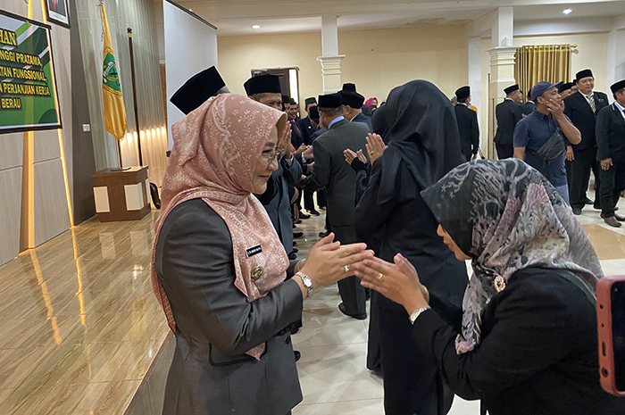 DILANTIK: Sebanyak 160 ASN di lingkungan Pemkab Berau dilantik dan dikukuhkan Bupati Berau Sri Juniarsih, Jumat (22/3).