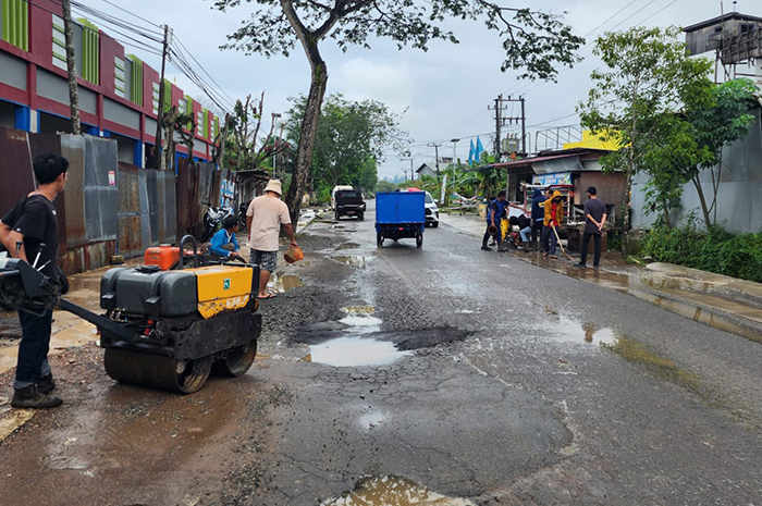 DIPERBAIKI: Tim Reaksi Cepat DPUPR Berau saat membenahi beberapa kerusakan di Jalan Murjani 3, Tanjung Redeb.