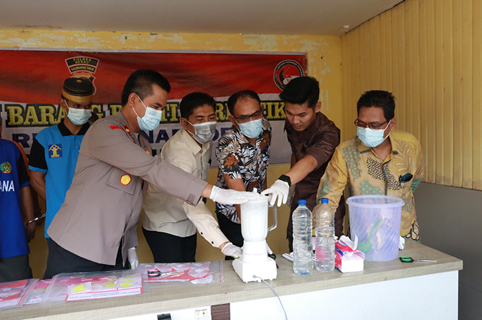 MUSNAHKAN SABU: Wakapolres Berau Kompol Komank Adhi Andhika saat melakukan pe-musnahan barang bukti narkoba kemarin.