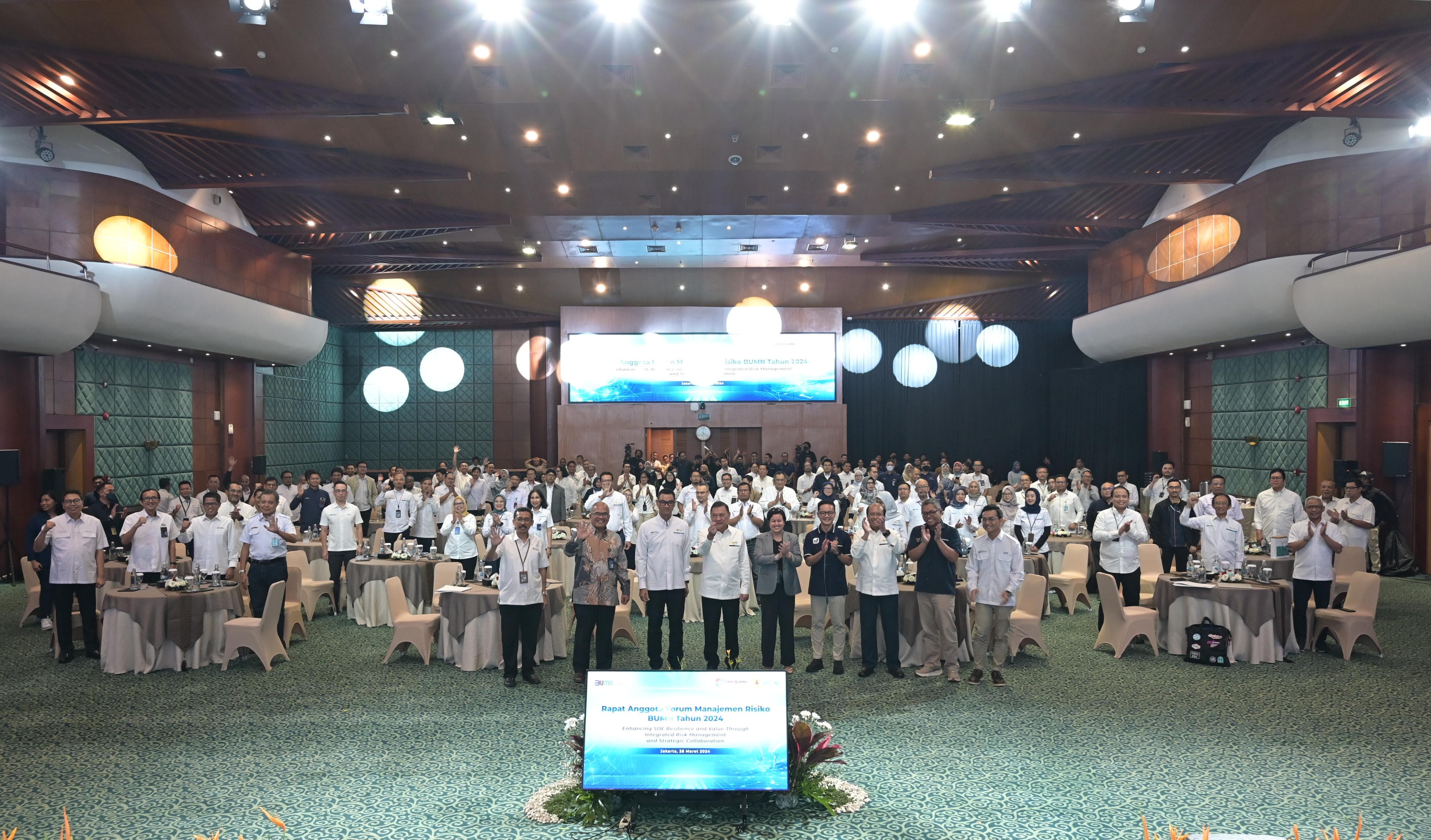 Suasana agenda pengukuhan pengurus FMR BUMN periode 2024-2027 yang dilaksanakan di Gedung Auditorium PLN Pusat, Jakarta pada Selasa (26/4).