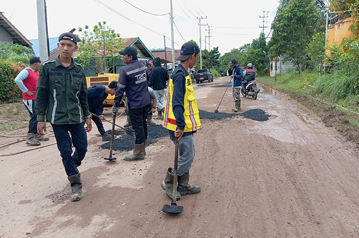 DITANGANI: DPUPR Berau menurunkan Tim Reaksi Cepat di Jalan Pendidikan, Gunung Panjang, memperbaiki puluhan lubang menganga yang bisa membahayakan pengguna jalan.
