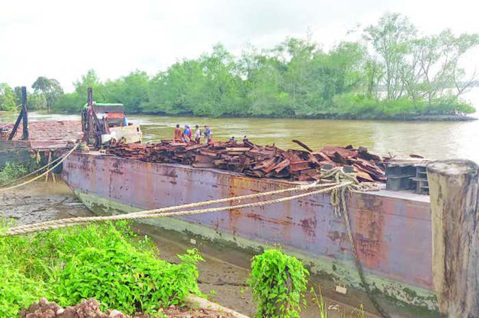HILANG: Seorang penyelam yang akan memeriksa kerusakan sebuah kapal tongkang di Sambaliung, dilaporkan tidak muncul ke permukaan usai menyelam pada Minggu siang.