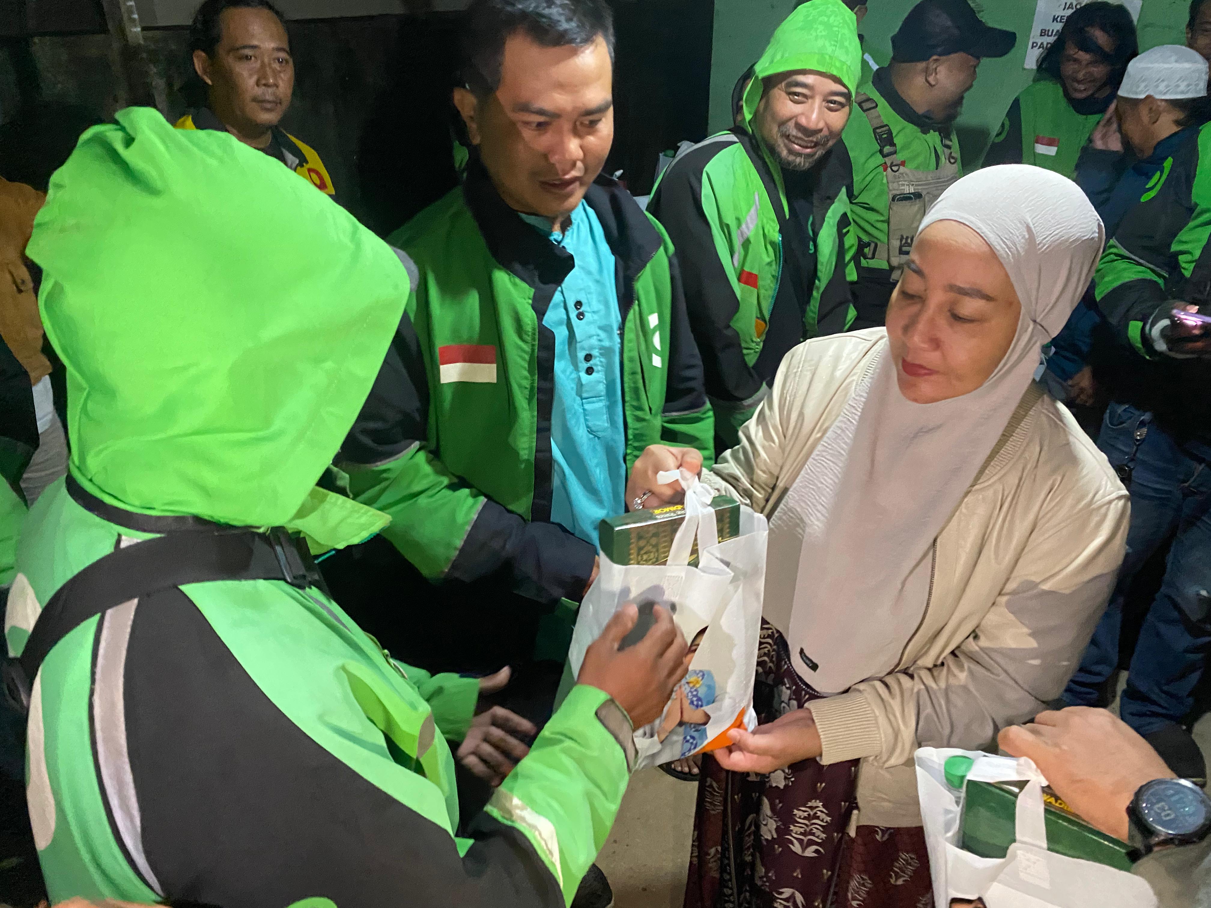 DIBERIKAN: Bupati Berau Sri Juniarsih memberikan makan sahur dan bingkisan kepada para pengemudi ojol, Minggu (7/4).&nbsp;