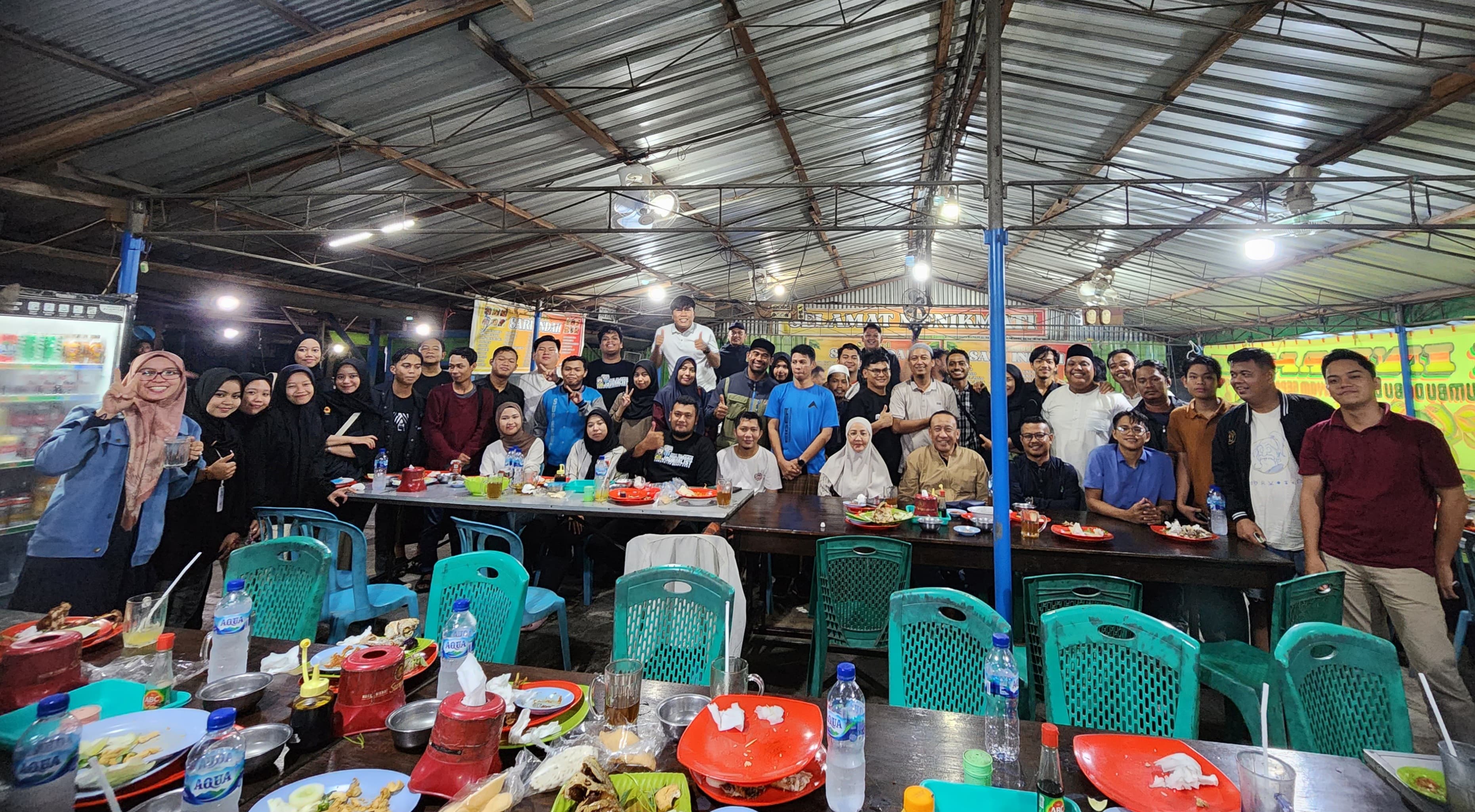 DIBERIKAN: Bupati Berau Sri Juniarsih bersama para jurnalis Berau yang tergabung di PWI Berau bersilaturahmi usai bersama-sama memberikan sahur dan bingkisan kepada para pengemudi ojol, Minggu (7/4).