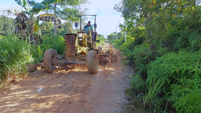 KESULITAN: Jalan rusak di Jalan Sungai Buntu, Sambaliung menyebabkan masyarakat sulit beraktivitas. Di mana terdapat tiga titik jalan rusak yang cukup parah.
