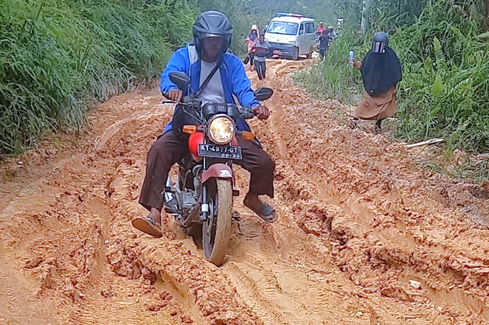 KESULITAN: Jalan rusak di Jalan Sungai Buntu, Sambaliung menyebabkan masyarakat sulit beraktivitas. Di mana terdapat tiga titik jalan rusak yang cukup parah.