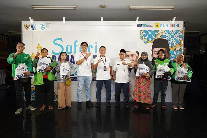 SAFARI RAMADAN BUMN 2024: PLN bersama BNI gelar bazar sembako murah bagi ribuan ojek online dan masyarakat di GOR Ciracas, Jakarta Timur (3/4).