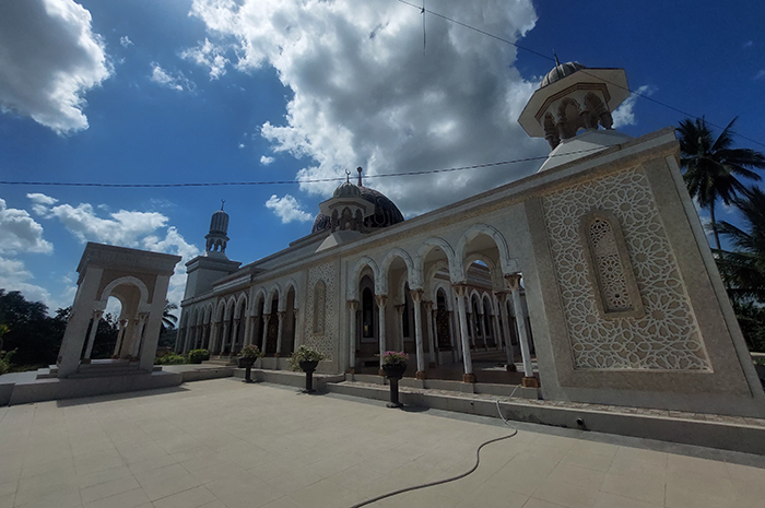 RUMAH ALLAH: Masjid Baitul Makmur ini berdiri persis berseberangan dengan Lapangan Steenkolen dan berdekatan dengan beberapa lokasi wisata bangunan peninggalan masa penjajahan kolonial Belanda.