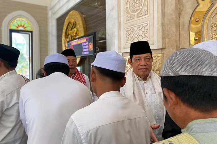 BERSALAM-SALAMAN: Usai melaksanakan Salat Idulfitri 1445 Hijriah dan mendengarkan khutbah Idulfitri, Makmur HAPK bersama jemaah lainnya langsung saling bermaaf-maafan.