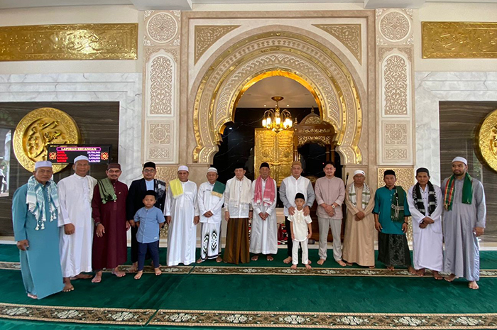 FOTO BERSAMA: Makmur HAPK foto bersama Pengurus Dewan Kemakmuran Masjid (DKM) dan beberapa jemaah, usai Salat Idulfitri 1445 Hijriah di Masjid Baitul Makmur.