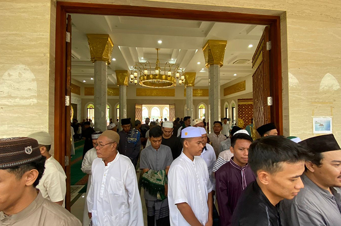 DIPADATI JEMAAH: Masjid Baitul Makmur jadi pilihan banyak masyarakat dalam menunaikan ibadah Salat Idulfitri.