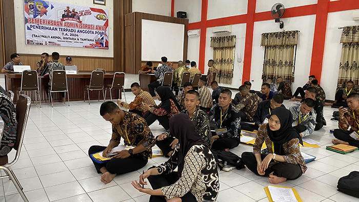 PEMERIKSAAN: Para Calon Siswa (Casis) melakukan proses pemeriksaan administrasi dalam kegiatan Pemeriksaan Administrasi Awal Penerimaan Terpadu berbagai jenjang.