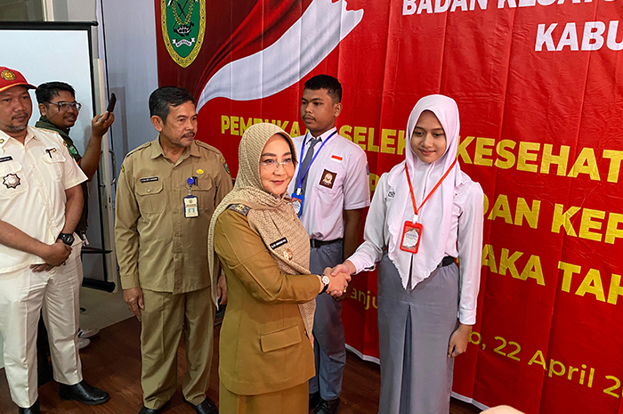 PEMBUKAAN: Bupati Berau Sri Juniarsih saat memasangkan kalung keikutsertaan kepada salah seorang peserta pada pembukaan seleksi Paskibraka tahun 2024.