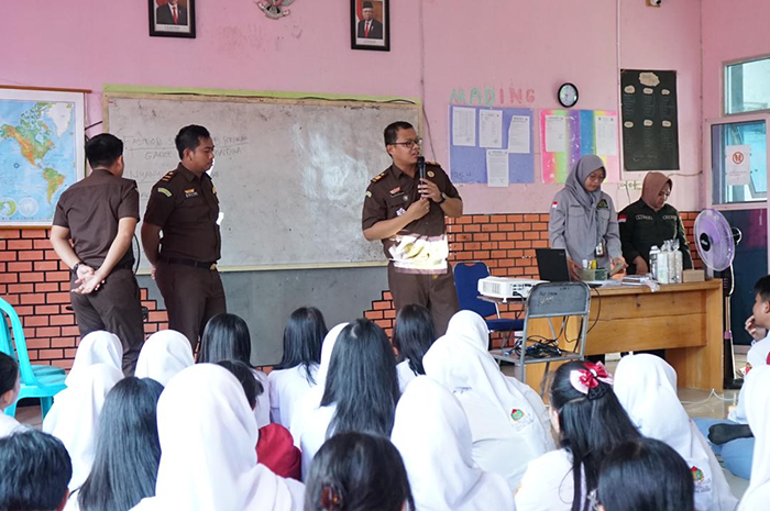 JAKSA MASUK SEKOLAH: Jaksa Kejari Berau paparkan materi Pencegahan Penyebaran Berita Bohong dan Penyebaran Kebencian Berbasis SARA yang diikuti antusias oleh pelajar SMA PGRI Tanjung Redeb.
