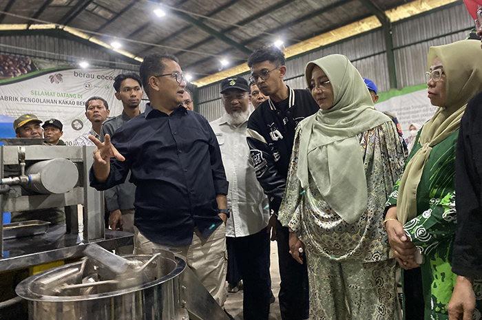 BUAH TANGAN: Pj Gubernur Kaltim, Akmal Malik, melihat cokelat yang menjadi salah satu komoditas unggulan di Berau beberapa waktu lalu.