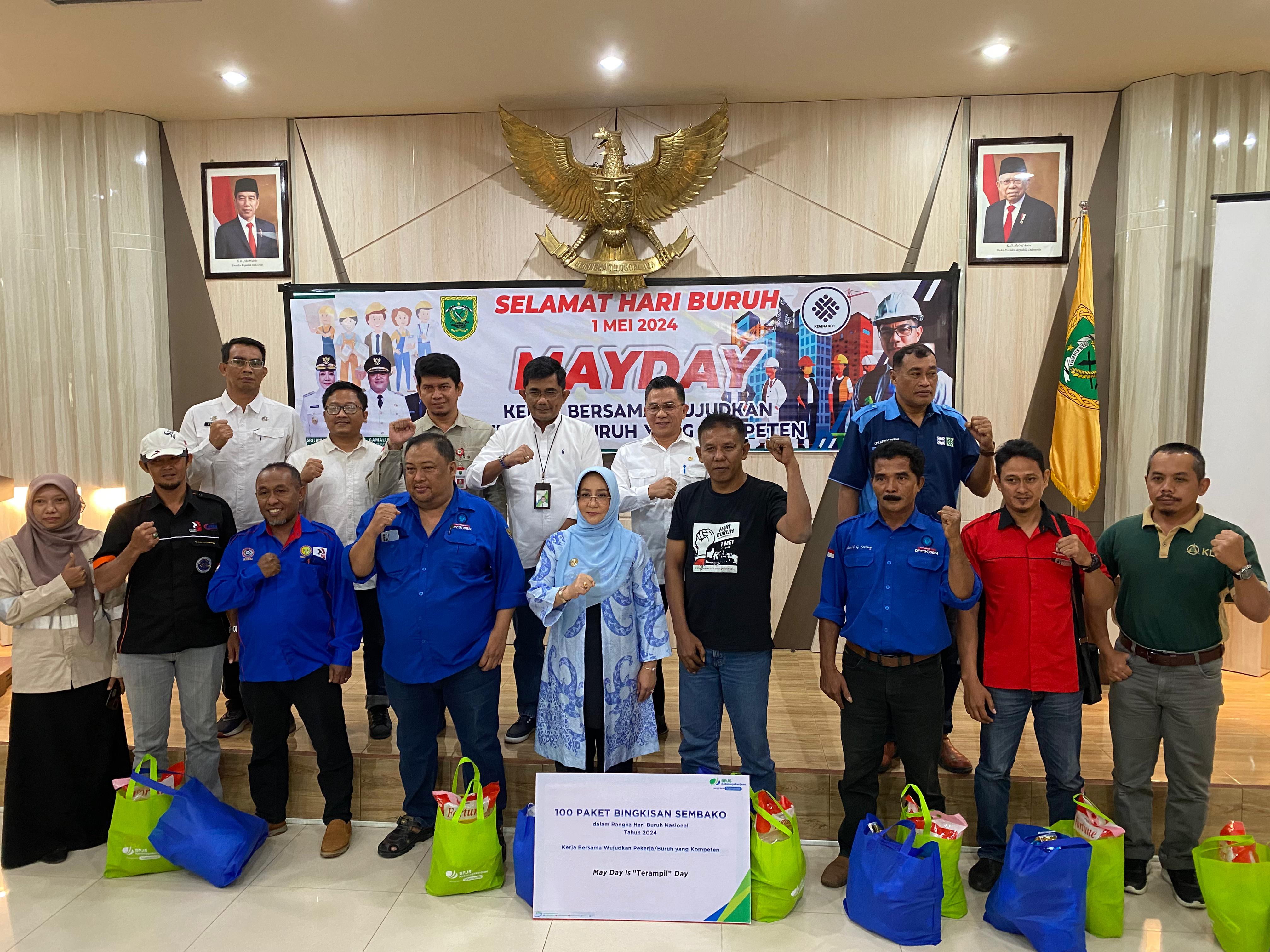 AKSI SOSIAL: Perwakilan manajemen KLK Group bersama serikat pekerja dan perusahaan lainnya, berfoto bersama Bupati Berau, Sri Juniarsih, usai menerima secara simbolis bantuan untuk yayasan.