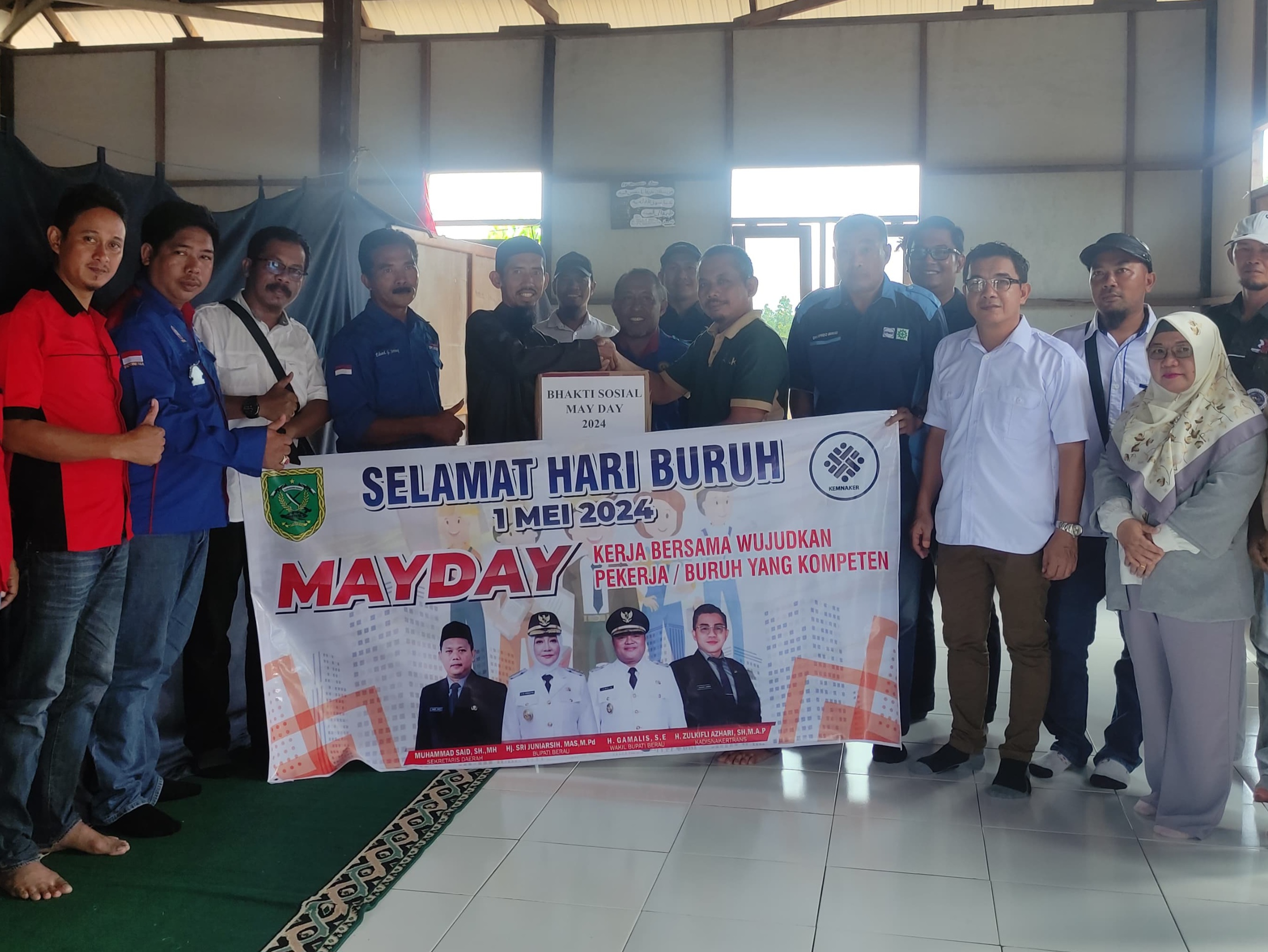 UNTUK YAYASAN: Perwakilan manajemen KLK Group bersama serikat pekerja dan perusahaan lainnya, saat menyerahkan secara langsung  bantuan untuk yayasan dalam rangka Hari Buruh Internasional, kemarin.
