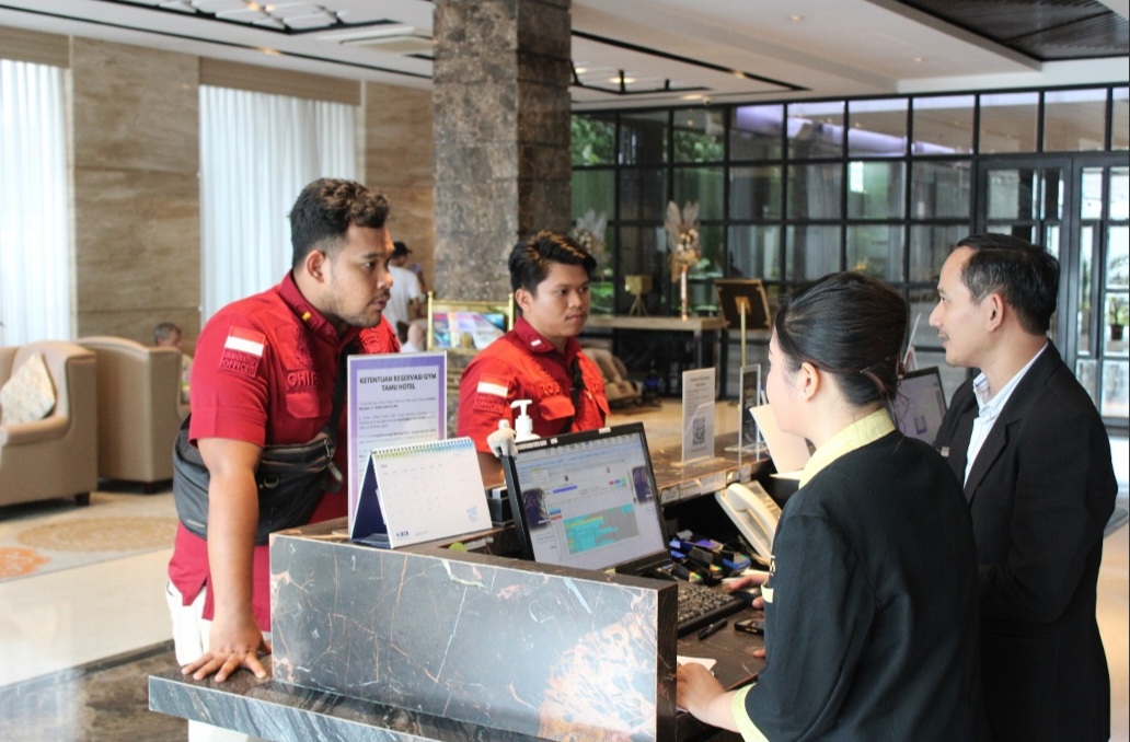 PENGAWASAN ORANG ASING: Tim Operasi Jagratara saat mendatangi salah satu hotel yang ada di Kecamatan Tanjung Redeb. Dalam rangka operasi pengawasan orang asing di Berau.