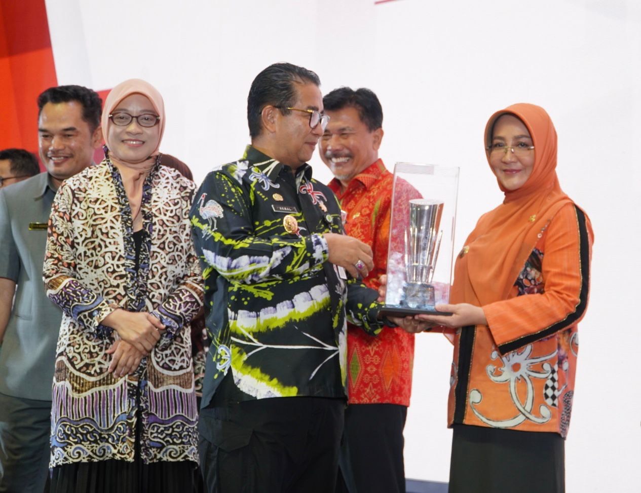 PENGHARGAAN: Bupati Berau Sri Juniarsih menerima penghargaan dari Pj Gubernur Kaltim Akmal Malik, sebagai kabupaten dengan pembangunan daerah terbaik kedua di Kaltim.