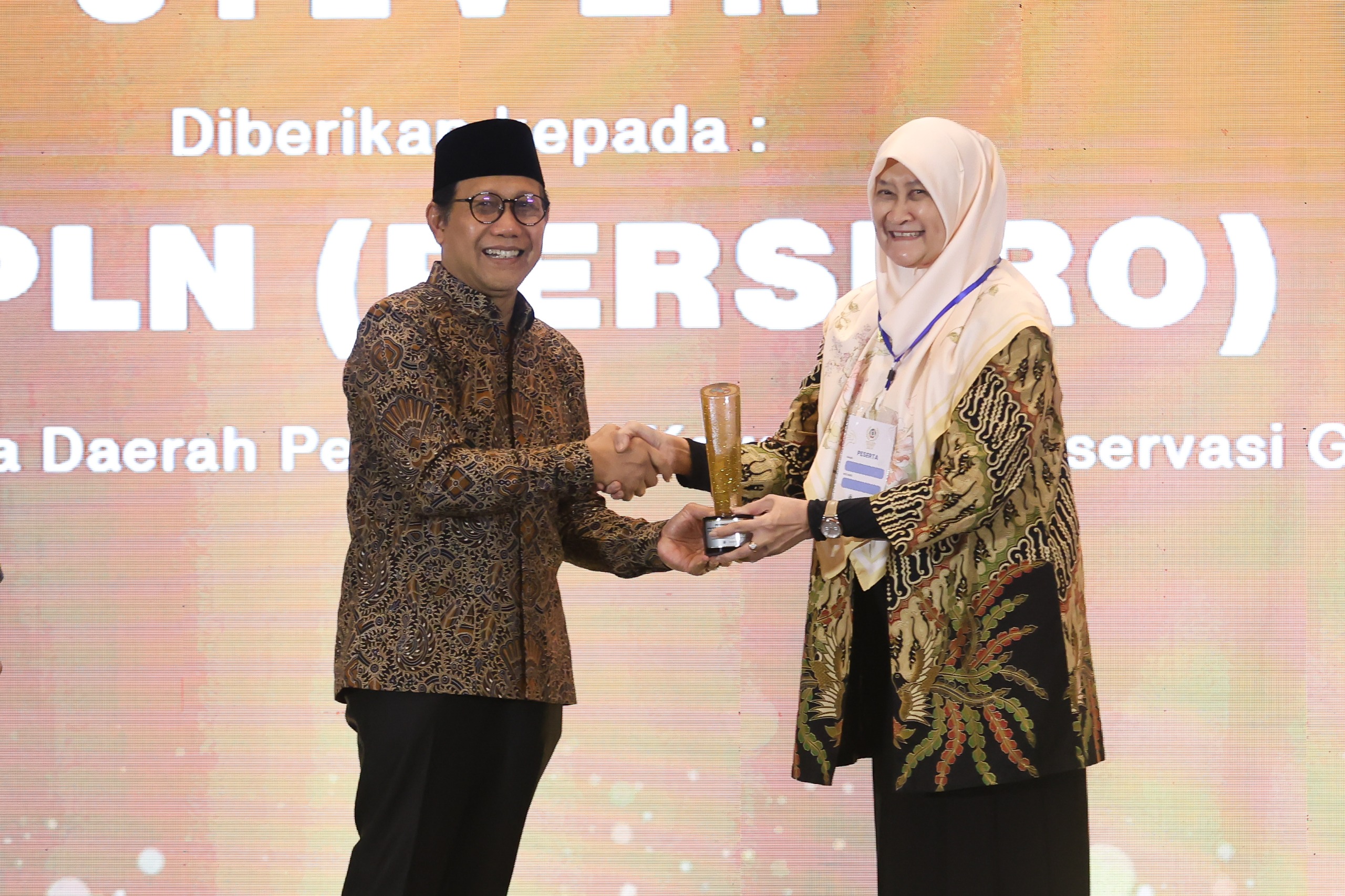 Penghargaan Corporate Social Responsibility dan Pengembangan Desa Berkelanjutan Awards Tahun 2024 oleh Menteri Desa, Pembangunan Daerah Tertinggal Dan Transmigrasi RI, Halim Iskandar (kiri).