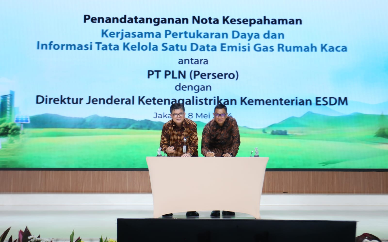 Penandatanganan kerja sama terkait tata kelola satu data pengendalian perubahan iklim subsektor pembangkit tenaga listrik.