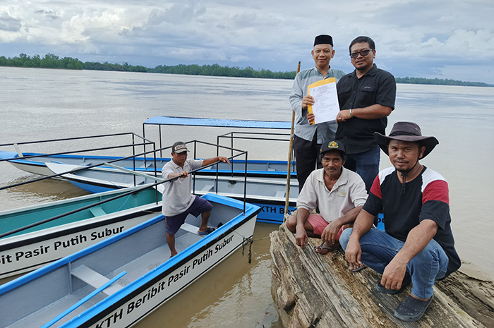 PENYERAHAN: Kampung Sukan Tengah menerima sejumlah bantuan, salah satunya perahu wisata dari UPTD KPHP Berau Tengah.