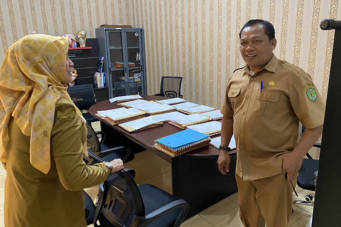 KELULUSAN SMA: Kepala Disdikbud Kaltim Wilayah VI Berau, Juanita Sari bersama salah seorang staf sedang menunjukkan tumpukan ijazah SMA yang berada di atas meja. Nantinya akan dibagikan.