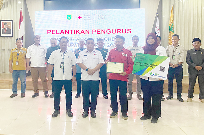 PERLINDUNGAN: Penyerahan secara simbolis kartu kepesertaan BPJS Ketenagakerjaan kepada relawan PMI Berau.