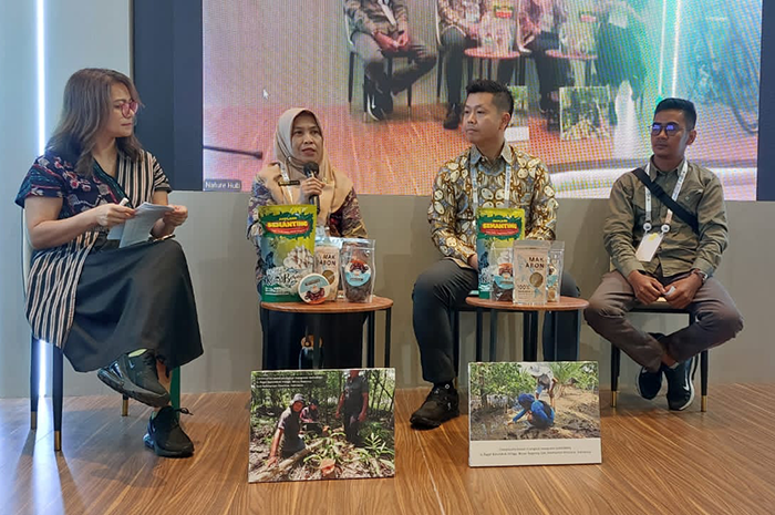 JADI NARASUMBER: Kepala DPMK Berau, Tenteram Rahayu wakili Bupati Berau, Sri Juniarsih dalam Sesi Panel dengan tema Restorasi dan Perlindungan Ekologis Mangrove Berbasis Masyarakat di Bali.