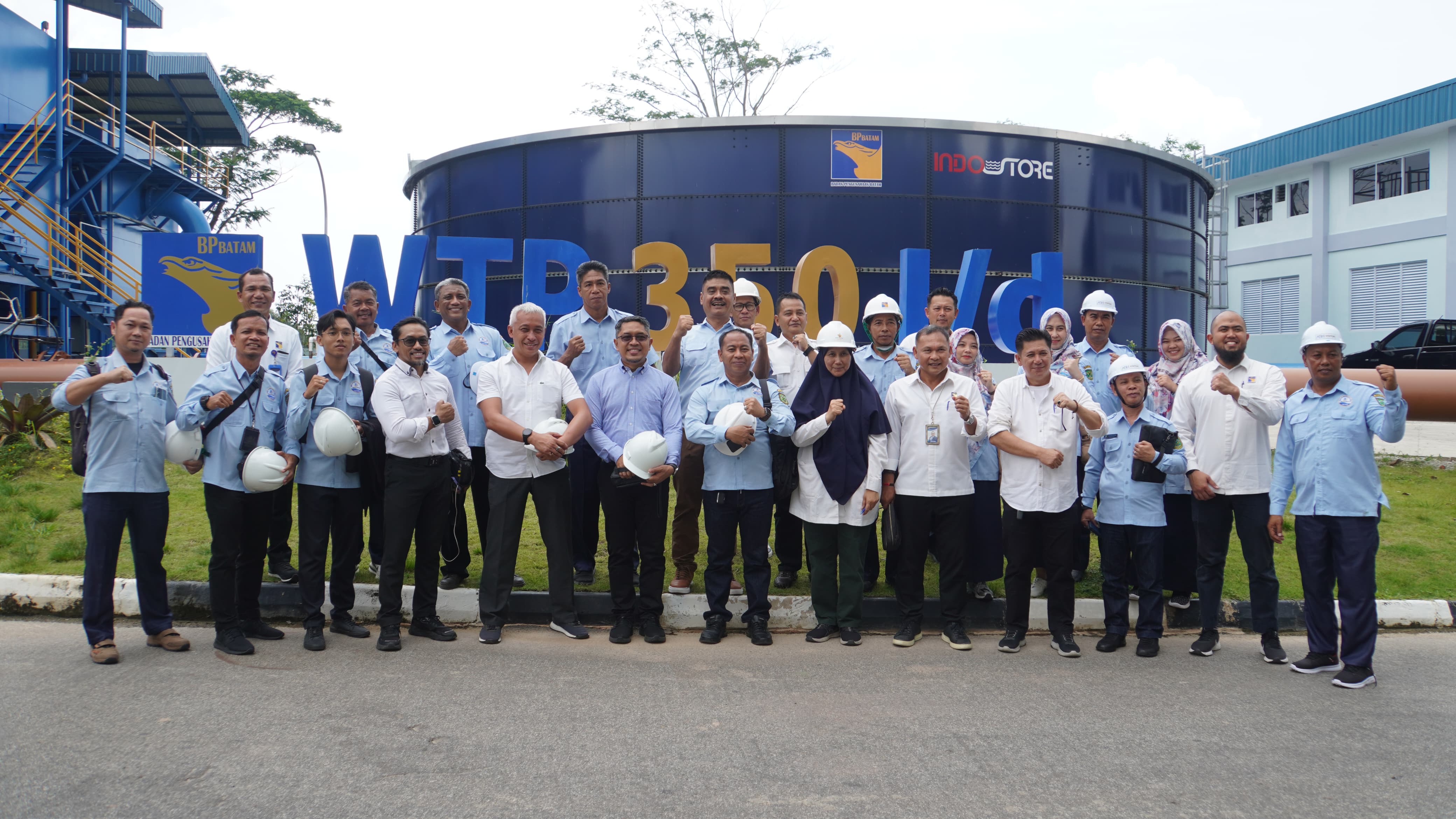 BELAJAR: Jajaran Perumda Batiwakkal saat studi banding ke PDAM di Batam, sebagai upaya  meningkatkan SDM perumda.