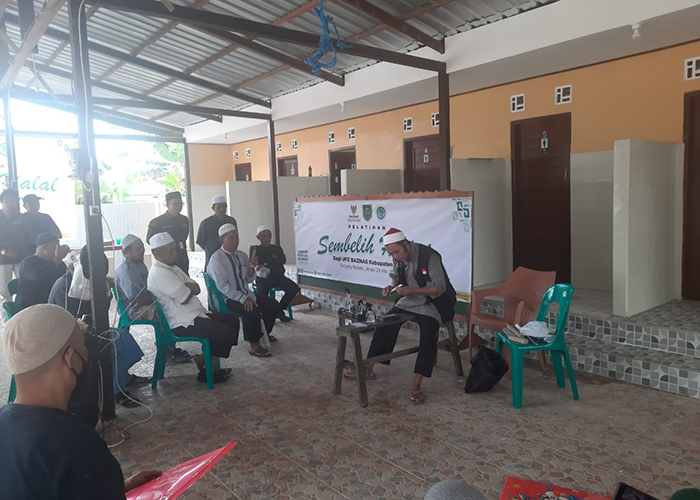 IKUTI PELATIHAN: Belasan Juru Sembelih Halal (Juleha) dari berbagai masjid di Berau, mengikuti pelatihan sembelih halal di Masjid Jami Nurul Falah, Minggu (26/5).
