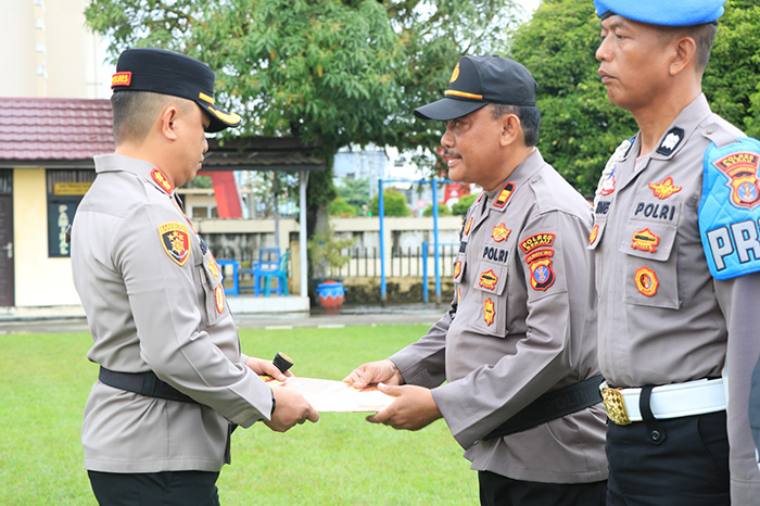 TERIMA PENGHARGAAN: Para personel Polsek Maratua saat menerima penghargaan usai apel di Mapolres Berau, kemarin.