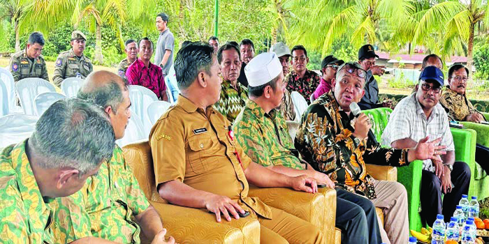 KUNJUNGI PERUMAHAN KARYAWAN: Wakil Menteri Ketenagakerjaan RI, Ir.  Afriansyah Noor beserta rombongan meninjau pembangunan perumahan karyawan di PT Tekukur Indah, Labanan Makmur.