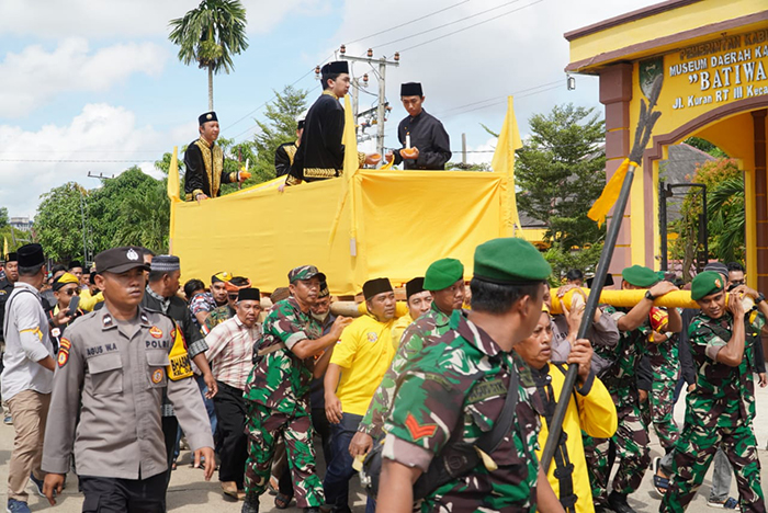 PERTAHANKAN TRADISI: Dalam pemulasaran Sultan Gunung Tabur tetap dilaksanakan tradisi yang sudah berjalan turun-temurun.