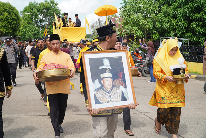MENUJU PERISTIRAHATAN TERAKHIR: Ratusan masyarakat dan keluarga besar Kesultanan Gunung Tabur, saat mengantar jenazah Sultan Gunung Tabur almarhum H Adji Raden Muhammad Bachrul Hadie.