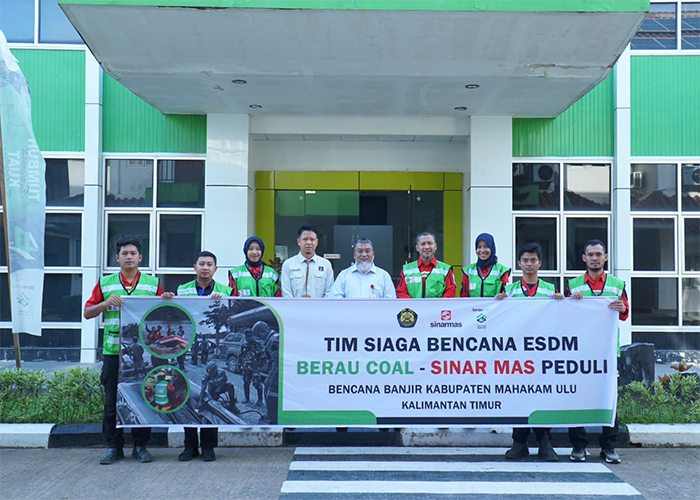 FOTO BERSAMA: General Manager License and Corporate Communication PT Berau Coal Yoyok Pramono bersama Team ERG Berau Coal yang berangkat dalam misi kemanusiaan di Kabupate