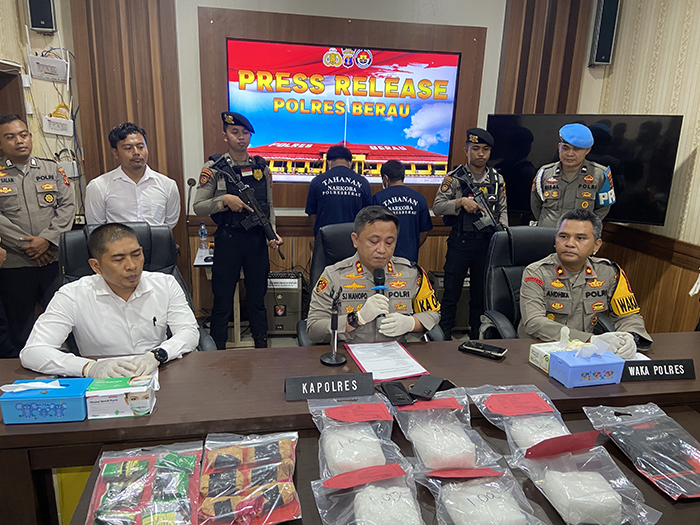 RILIS: Kapolres Berau AKBP Steyven Jonly Manopo didampingi Kasat Resnarkoba AKP Agus Priyanto dan beberapa personel melakukan pers rilis pengungkapan kasus narkoba 6 kg, beberapa waktu lalu.