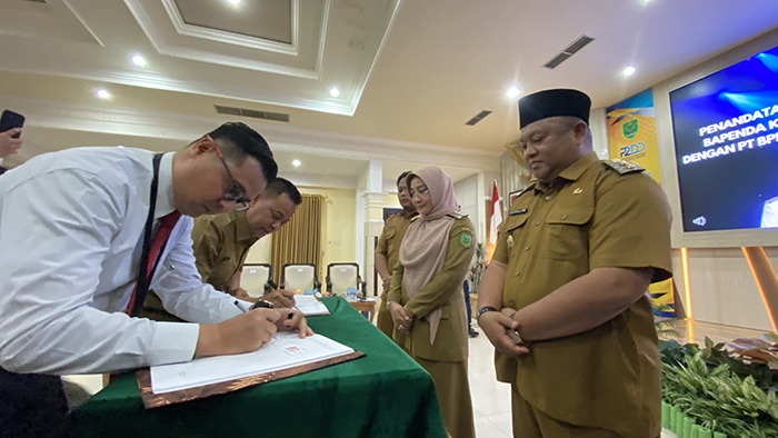 JALIN KOMITMEN: Manajemen Bankaltimtara Berau melakukan penandatanganan perjanjian kerja sama dengan 15 OPD di Berau yang disaksikan oleh Bupati Berau, Sri Juniarsih dan Wabup Berau, Gamalis.