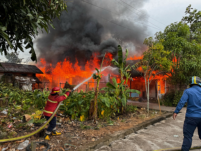 MEMBARA: 7 Unit rumah di Jalan Manunggal, Gang Unyil, terbakar pada pukul 09.15 Wita, Kamis (6/6) kemarin.