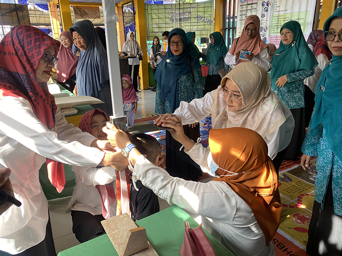 PEMERIKSAAN: Bupati Berau Sri Juniarsih, saat meninjau pemeriksaan anak-anak di Posyandu Kenari Kelurahan Gayam, Rabu (12/6).