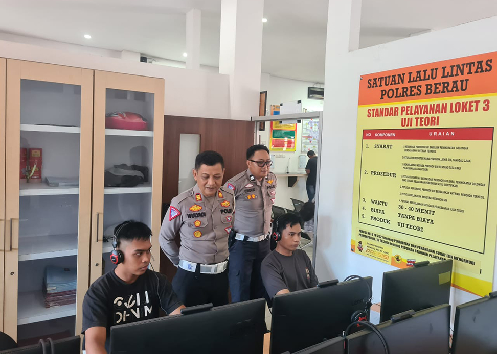 BUAT SIM: Kasat Lantas Polres Berau AKP Wulyadi, memastikan pembuatan SIM dengan menyertakan BPJS Kesehatan mulai diterapkan di Berau.