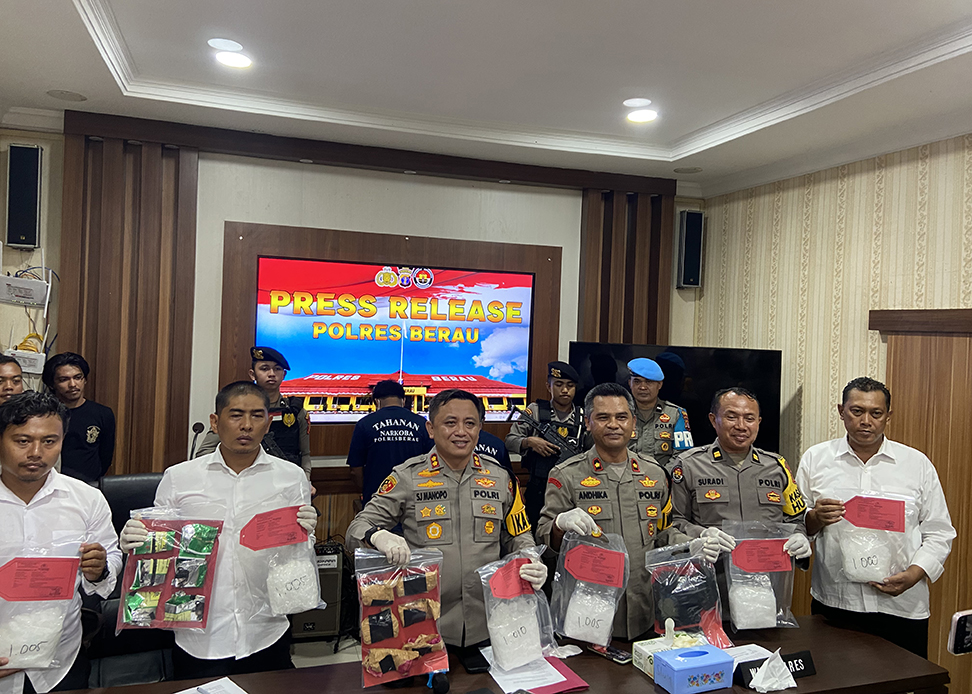 RILIS KASUS: Kapolres Berau AKBP Steyven Jonly Manopo, didampingi Wakapolres Berau Kompol Komang Adhi Andhika, dan jajaran aat memperlihatkan barang bukti sabu kepada para awak media belum lama ini.