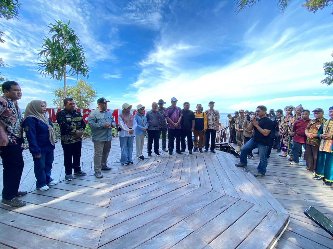 DIRESMIKAN: Staf Bidang Pengembangan Pariwisata Disbudpar Berau, Andi Nursyamsi saat menyampaikan perkembangan progres objek wisata Pulau Kakaban.