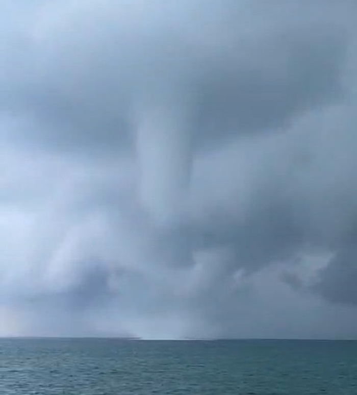 BARU PERTAMA KALI: Kemunculan angin puting beliung atau waterspout di langit Kampung Pulau Derawan sempat menggegerkan masyarakat pada Minggu (23/6) siang.